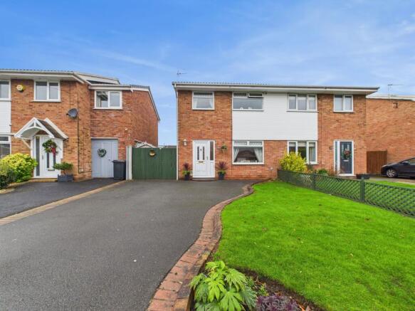 3 bed property, in Parkfield Road, £250,000