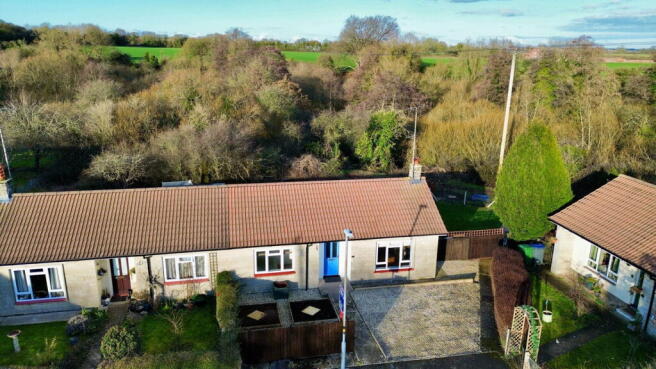 2 bed property, in Lammas Close, £274,250