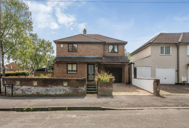 3 bed property, in Gorse Leas, £500,000