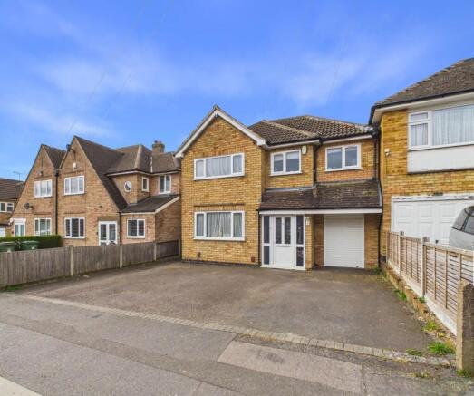 5 bed property, in Brookside Drive, £550,000