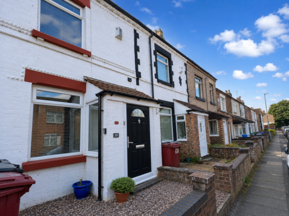 2 bed property, in Beech Road, £165,000