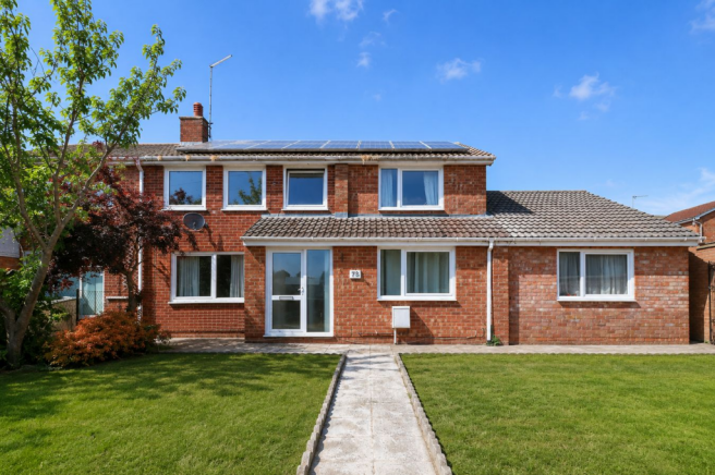 5 bed property, in Hinton Road, £350,000