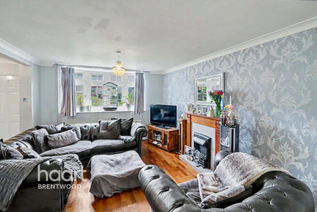 3 bed property, in Hutton Drive, £425,000