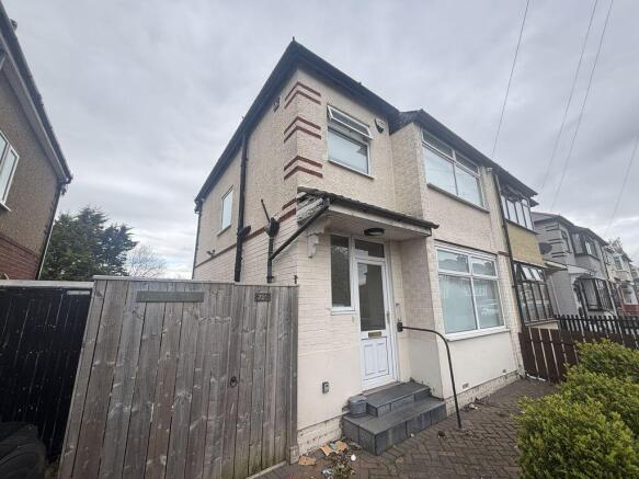 4 bed property, in Clifton Road, £140,000