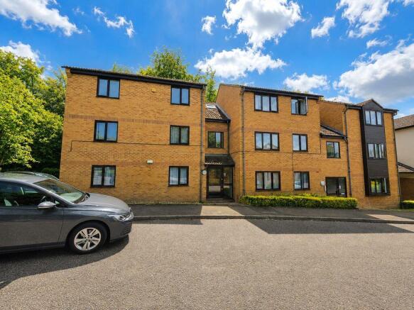 1 bed property, in Knaves Hollow, £190,000