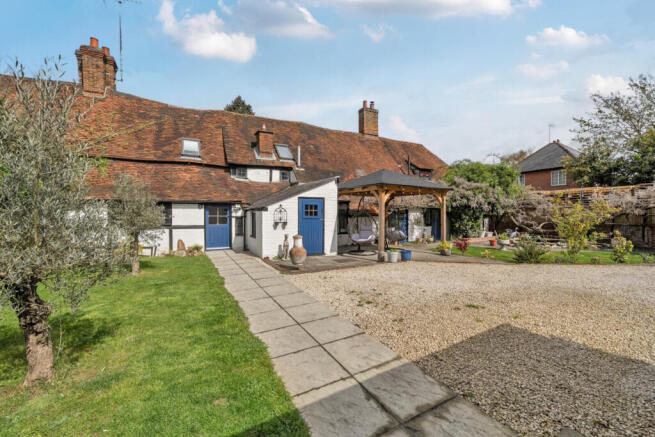3 bed property, in Pangbourne Hill, £950,000