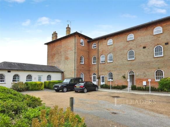 2 bed property, in Nightingales, £279,995