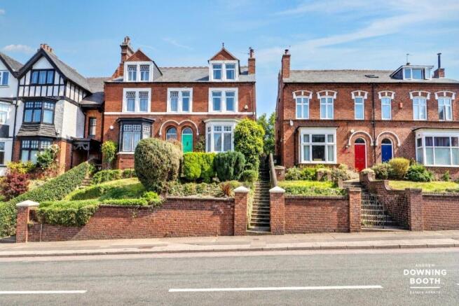 4 bed property, in Broadway North, £335,000