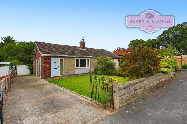 2 bed property, in Moorcroft, £215,000