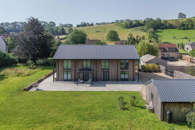 5 bed property, in Manor Farm, £1,400,000