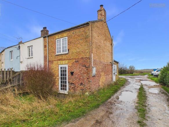 1 bed property, in Bank Terrace Dowsdale, £70,000