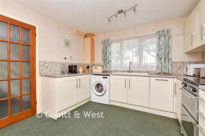 3 bed property, in Lewis Road, £425,000