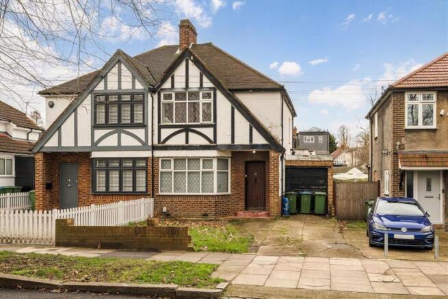 3 bed property, in Broad Walk, £595,995