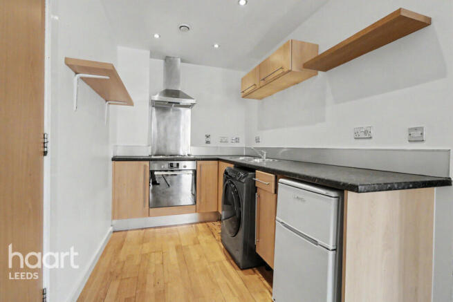 1 bed property, in Gotts Road, £160,000