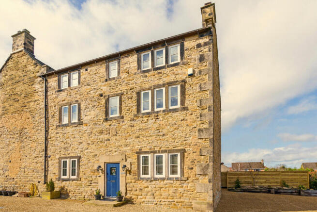 4 bed property, in Chesterfield S42, £499,950