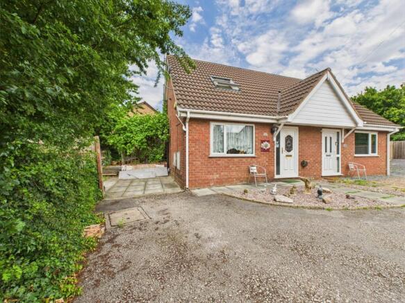 2 bed property, in Speedwell Close, £205,000
