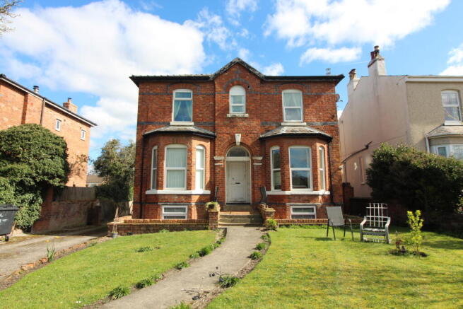 3 bed property, in 7 Leyland Mansions, £75,000