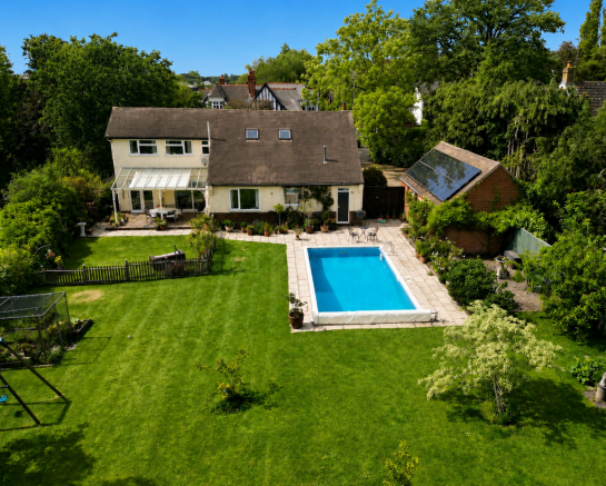 5 bed property, in Burberry, £875,000