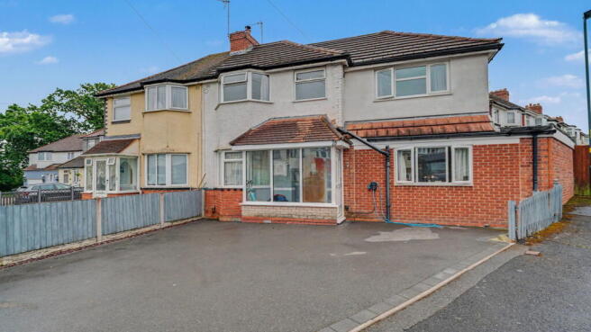 4 bed property, in Westfield Avenue, £325,000