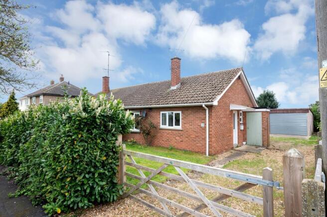 2 bed property, in West Road, £220,000