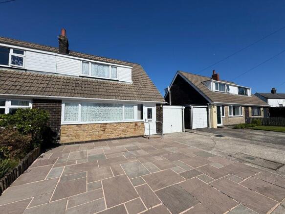 2 bed property, in Eskdale Road, £210,000