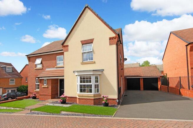 5 bed property, in Juniper Way, £570,000