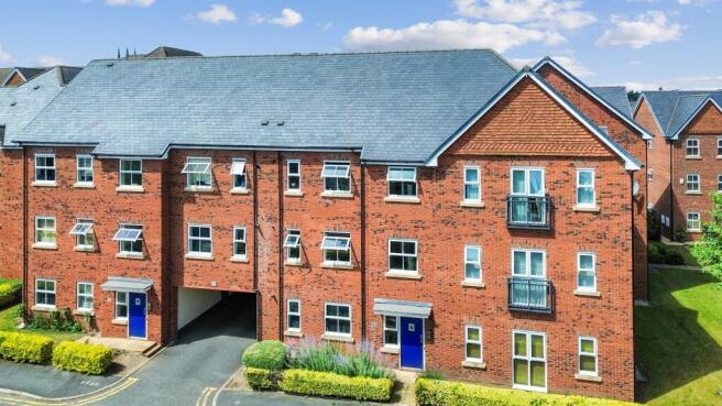 1 bed property, in Holywell Drive, £120,000