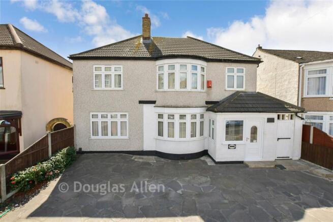 5 bed property, in Wennington Road, £775,000