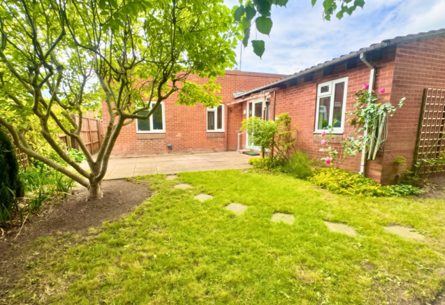 2 bed property, in Bridport Close, £375,000