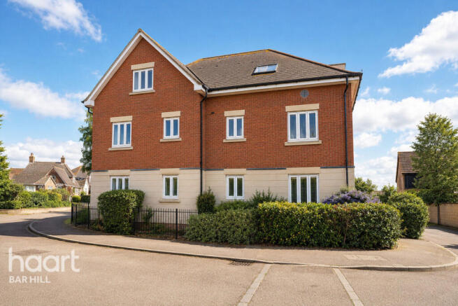 2 bed property, in Bourneys Manor Close, £200,000