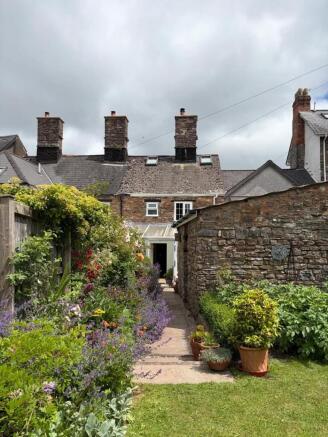 2 bed property, in Brook Street, £385,000