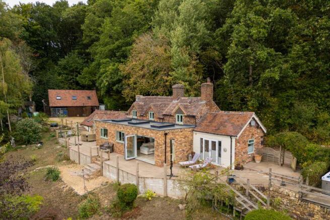 4 bed property, in Wynns Coppice, £995,000