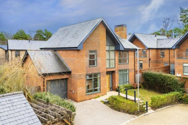 3 bed property, in Longcross, £795,000