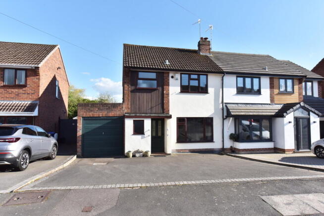 3 bed property, in Wordsley, £245,000