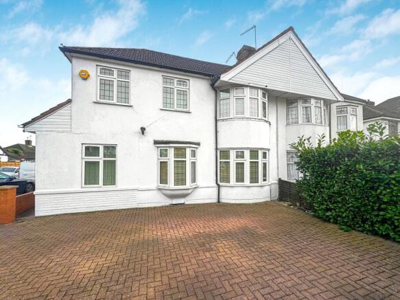 6 bed property, in Hanworth Road, £825,000