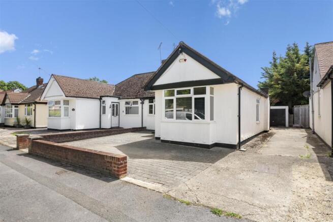 2 bed property, in Herlwyn Avenue, £585,000