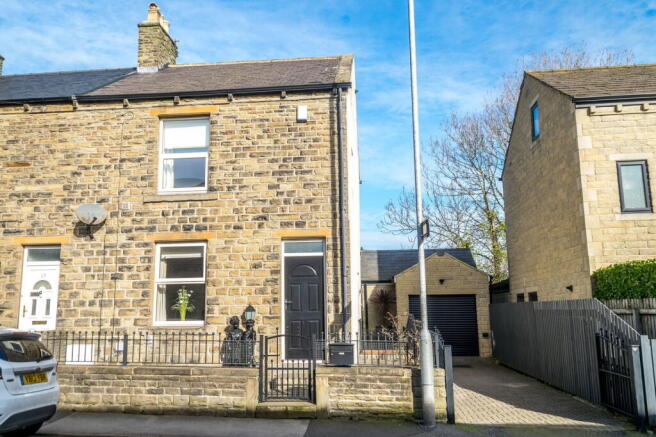 3 bed property, in Upper Lane, £260,000