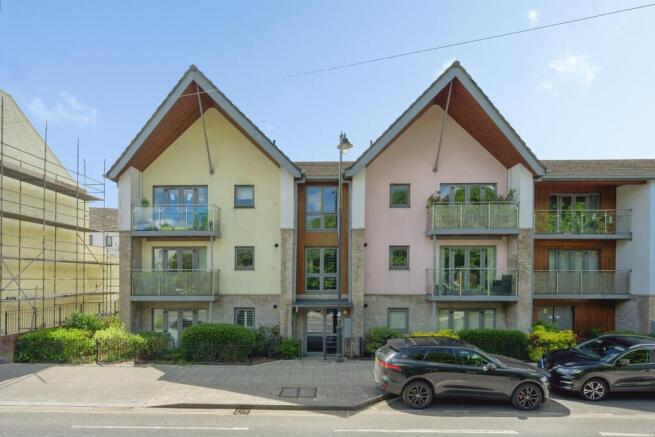 2 bed property, in Chapel Street, £140,000