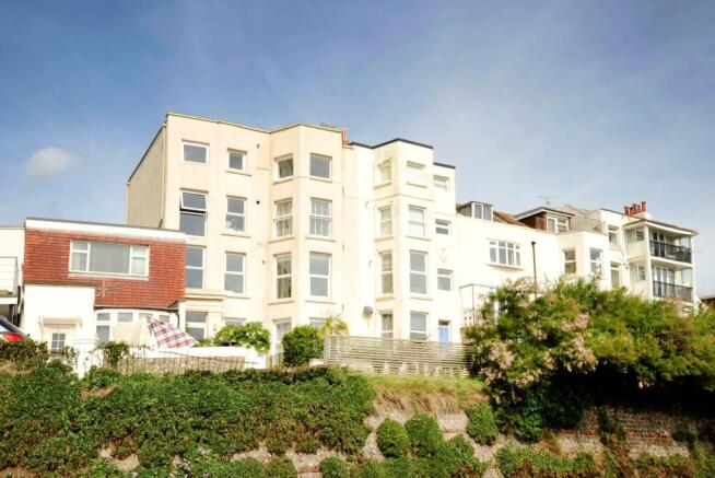 2 bed property, in Brighton Road, £250,000