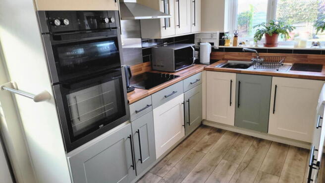 2 bed property, in Connaught Drive, £218,000