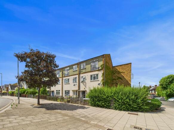 1 bed property, in Church Lane, £190,000