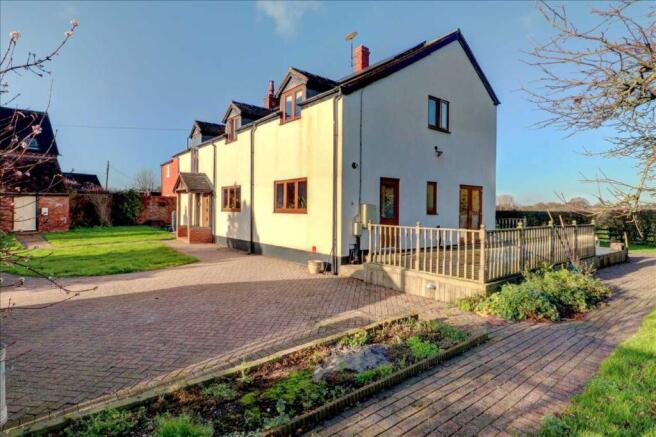 4 bed property, in Hipsley Paddock, £750,000