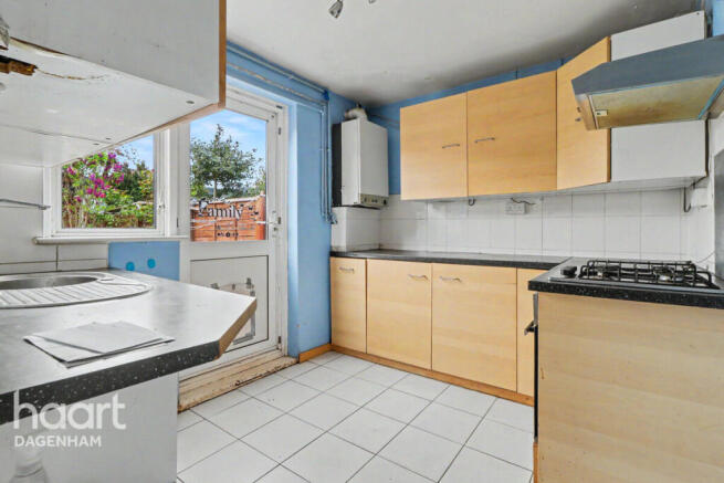 2 bed property, in Canonsleigh Road, £350,000
