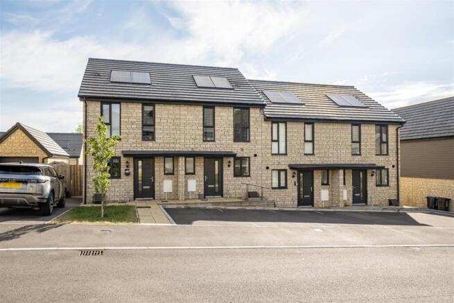 2 bed property, in Wheatfield Avenue, £280,000