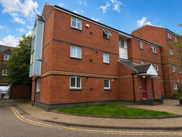 1 bed property, in Trawler Road, £105,000
