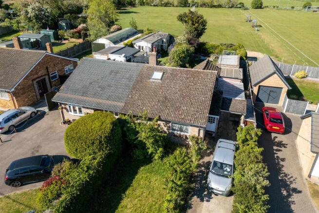 2 bed property, in Top End, £350,000