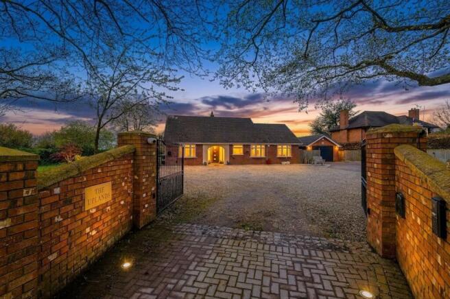 5 bed property, in Pewit Lane, £650,000