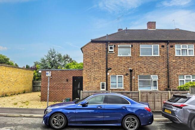 6 bed property, in Press Road, £600,000