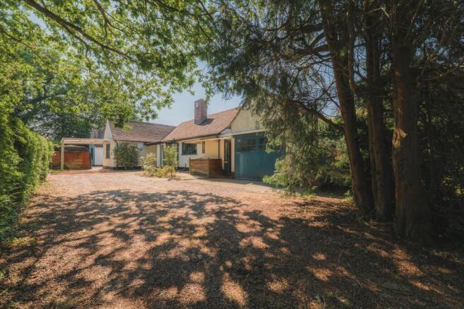 5 bed property, in Detached Bungalow Sat in Nearly Half an Acre - Silver Holme, £750,000