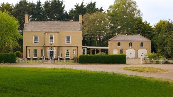 5 bed property, in Asperton Road, £700,000